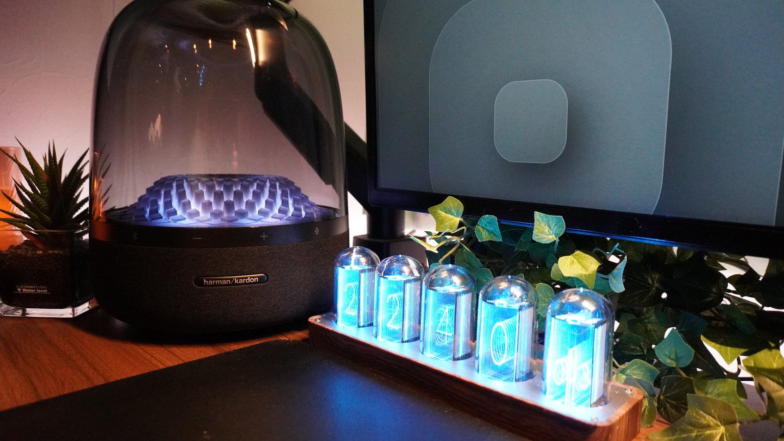 harman/kardon Aura Studio 4 実機 夜のデスクでダイヤモンドエフェクトライティングを点灯した様子